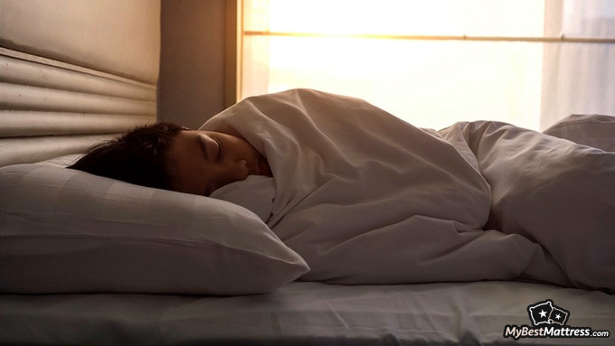 Microfiber VS cotton sheets: boy sleeping in a cold climate